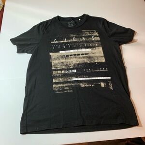 GUESS Men’s Black Short-Sleeve Graphic Tee with Beige Print